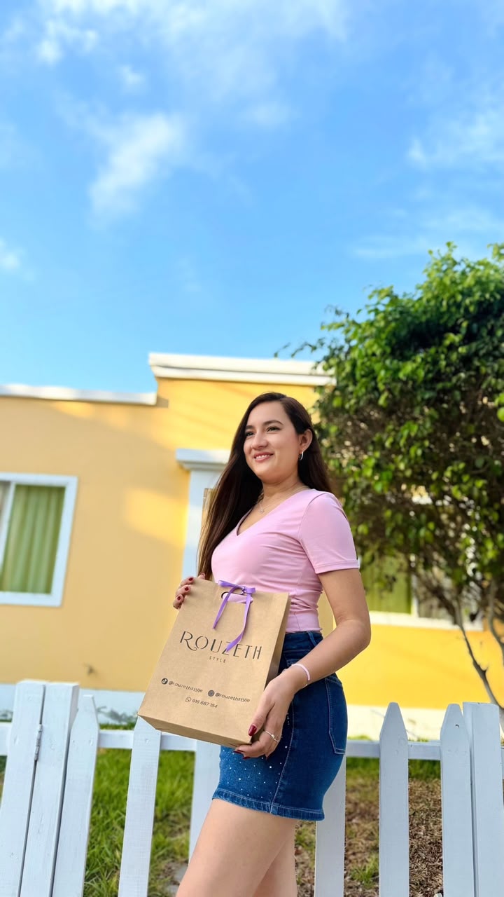 Clienta de RouzethStyle con su bolsa de compra